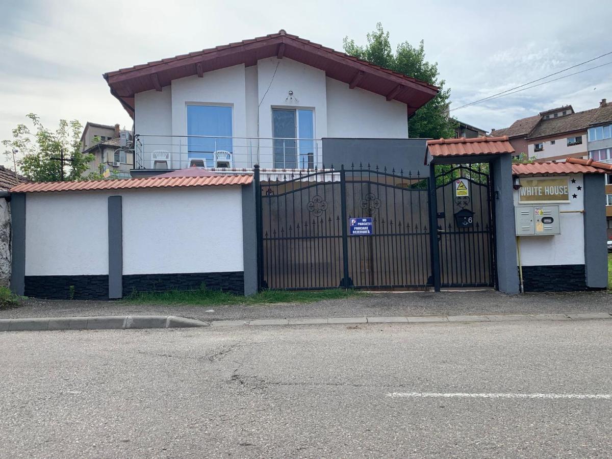 White House Guest House Hunedoara Esterno foto