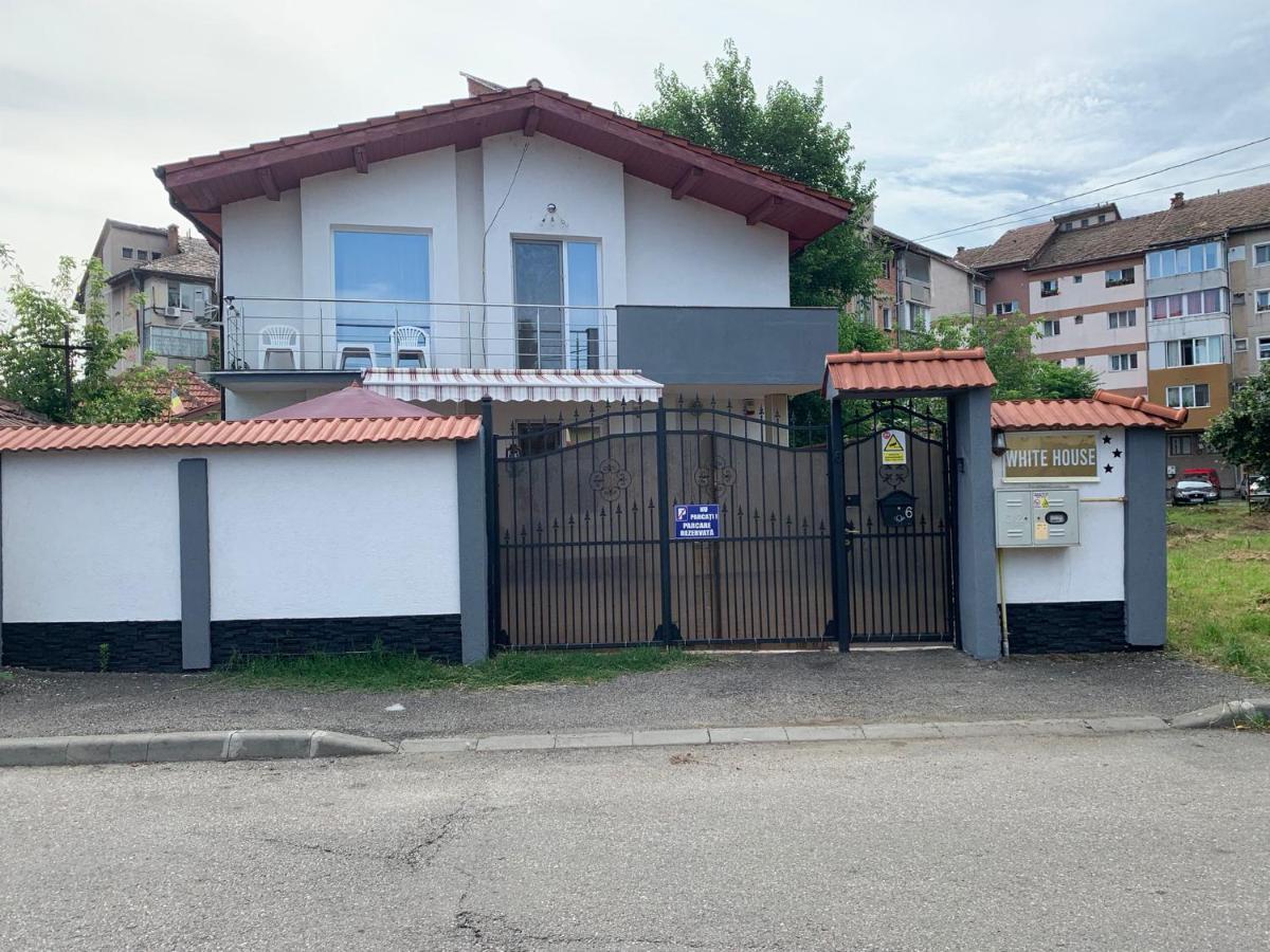 White House Guest House Hunedoara Esterno foto
