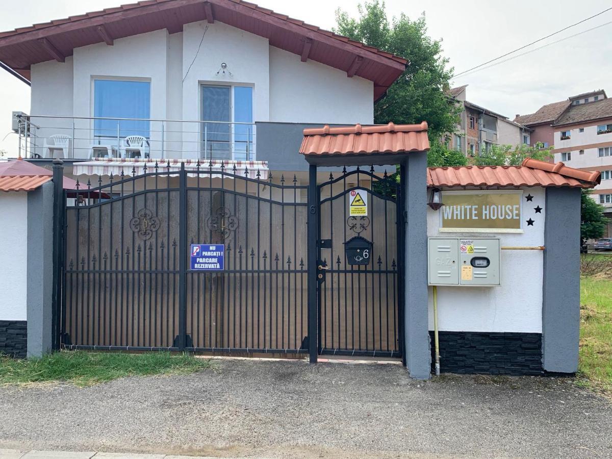 White House Guest House Hunedoara Esterno foto